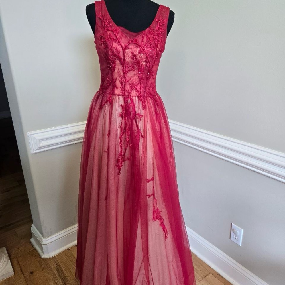 Elegant Red Sleeveless Gown